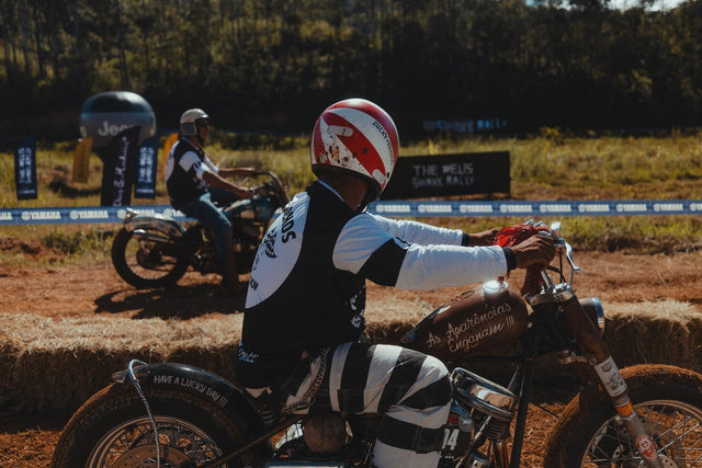 Terra, poeira, motor quente e gente feita para se perder por aí.