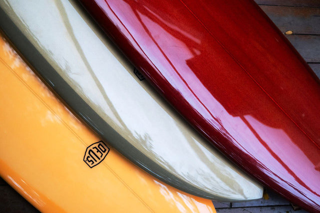 Deus x Aerofish Surfboards, arte, essência e mar em uma só linha.