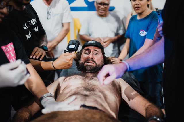 Cera, pelos fora! Ciclistas participam de evento de depilação beneficente!
