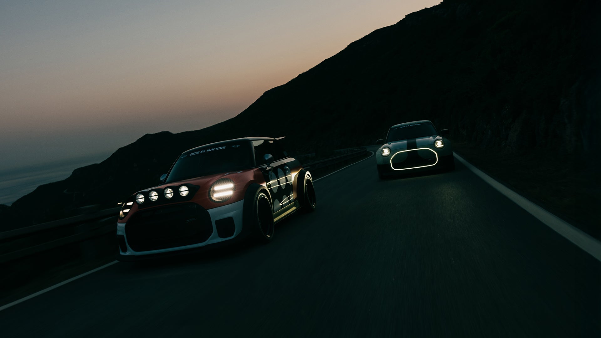Com profundo respeito pelo que é feito à mão, pela cultura, e pelas comunidades que os moldam, a parceria entre MINI John Cooper Works e Deus Ex Machina ganha vida por meio de dois carros customizados e únicos, expressões em movimento de um estilo de vida no qual a paixão pela velocidade encontra a criatividade e o design pensado nos mínimos detalhes.