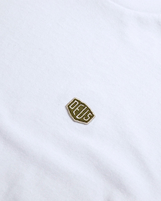 Camiseta Classics Regular Fit Shield Standard - Off White